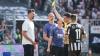 Schiedsrichter Harm Osmers zeigt Trainer Sandro Wagner (l.) die Gelbe Karte. Nicht die einzige Verwarnung, die der Trainer des FC Augsburg in der Anfangsphase der Saison 2025/26 erhielt.