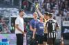 Schiedsrichter Harm Osmers zeigt Trainer Sandro Wagner (l.) die Gelbe Karte. Nicht die einzige Verwarnung, die der Trainer des FC Augsburg in der Anfangsphase der Saison 2025/26 erhielt.