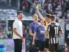 Schiedsrichter Harm Osmers zeigt Trainer Sandro Wagner (l.) die Gelbe Karte. Nicht die einzige Verwarnung, die der Trainer des FC Augsburg in der Anfangsphase der Saison 2025/26 erhielt.