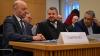 Gespannt warten die AfD-Politiker Robert Lambrou (l) und Volker Richter (r) auf eine Urteilsverkündung im Staatsgerichtshof.