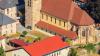 Die Kirche "Zur heiligsten Dreifaltigkeit" in Marktgraitz und davor das Pfarrzentrum. Vor 50 Jahren wurde es errichtet.