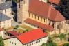 Die Kirche "Zur heiligsten Dreifaltigkeit" in Marktgraitz und davor das Pfarrzentrum. Vor 50 Jahren wurde es errichtet.