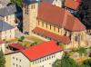 Die Kirche "Zur heiligsten Dreifaltigkeit" in Marktgraitz und davor das Pfarrzentrum. Vor 50 Jahren wurde es errichtet.