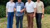 Ehrung für Paul Schmidt (mit Urkunde). Für sein Engagement in der CSU dankten ihm Kreisvorsitzende Emmi Zeulner, Ortsvereins-Vorsitzendender Markus Pülz und Landrat Christian Meißner. 