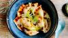 Chinesische Jiaozi werden zum Halbmond geformt und entweder gekocht, gedämpft oder gebraten. Chinesische Jiaozi werden zum Halbmond geformt und entweder gekocht, gedämpft oder gebraten.
