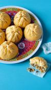 Die Hefeteigtaschen «Mamas Baos» werden überwiegend gedämpft und mit einer Füllung aus Hackfleisch von Schweinebauch und Gemüsewürfeln gemacht. Die Hefeteigtaschen «Mamas Baos» werden überwiegend gedämpft und mit einer Füllung aus Hackfleisch von Schweinebauch und Gemüsewürfeln gemacht.
