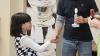 Pokalgewinnerin Mai Nguyen aus Aschaffenburg, im Schachkleid angereist, bekommt ihren Pokal von Johannes Hampf (stv. Jugendleiter des SK 2000) überreicht.