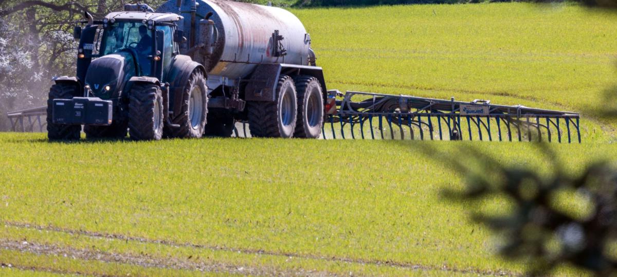 Auto und Güllefass stoßen beim Überholen zusammen