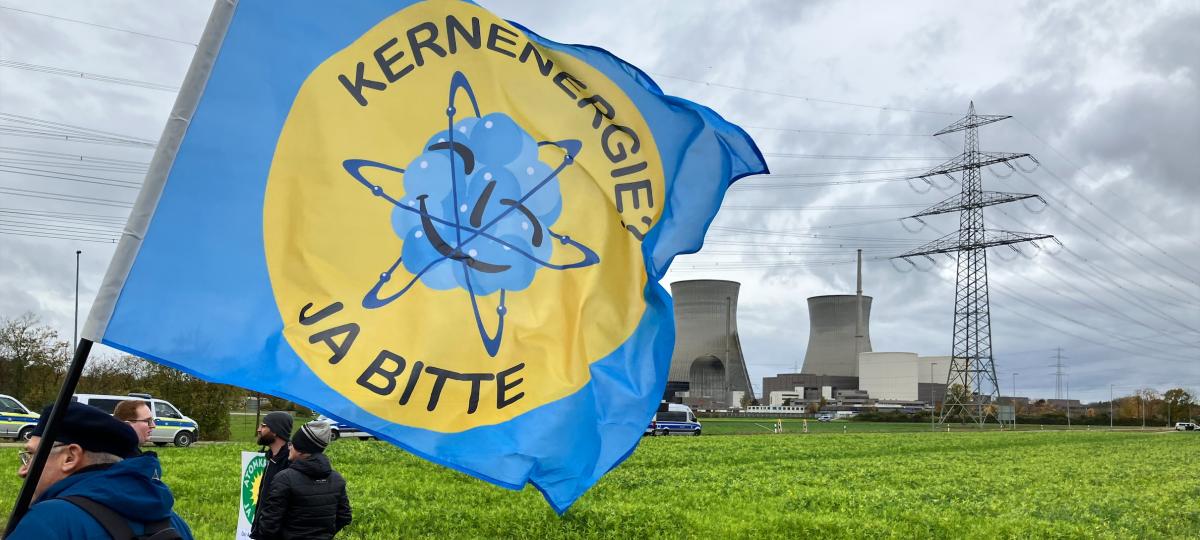 So machen Kritiker am Tag der Kühlturm-Sprengung ihrem Ärger Luft