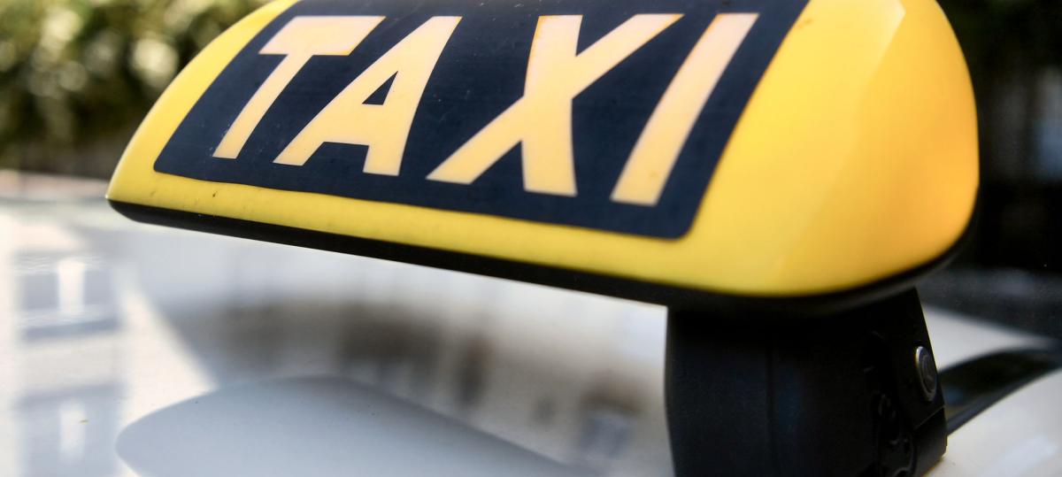 Unfall auf Parkplatz in Kaufering: Taxi beschädigt