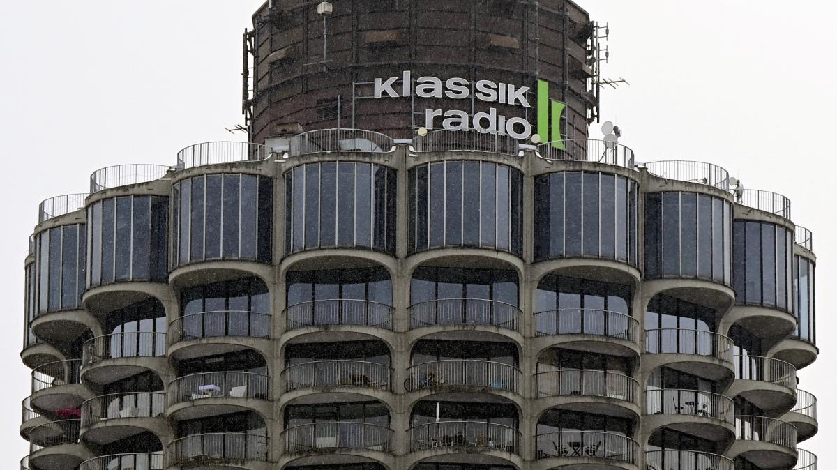 W-hrend-des-Elfmeterschie-ens-Feuerwehreinsatz-im-Hotelturm