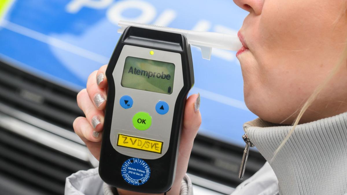 Betrunkener-Autofahrer-touchiert-einen-geparkten-Wagen