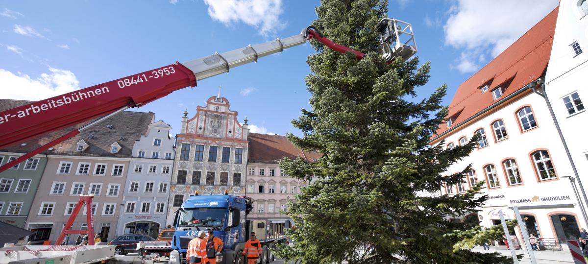 Auf dem Hauptplatz steht bereits der Christbaum