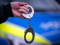 Zu drei vorläufigen Festnahmen kam es bei Razzien in Königsbrunn, Gersthofen, Haunstetten.