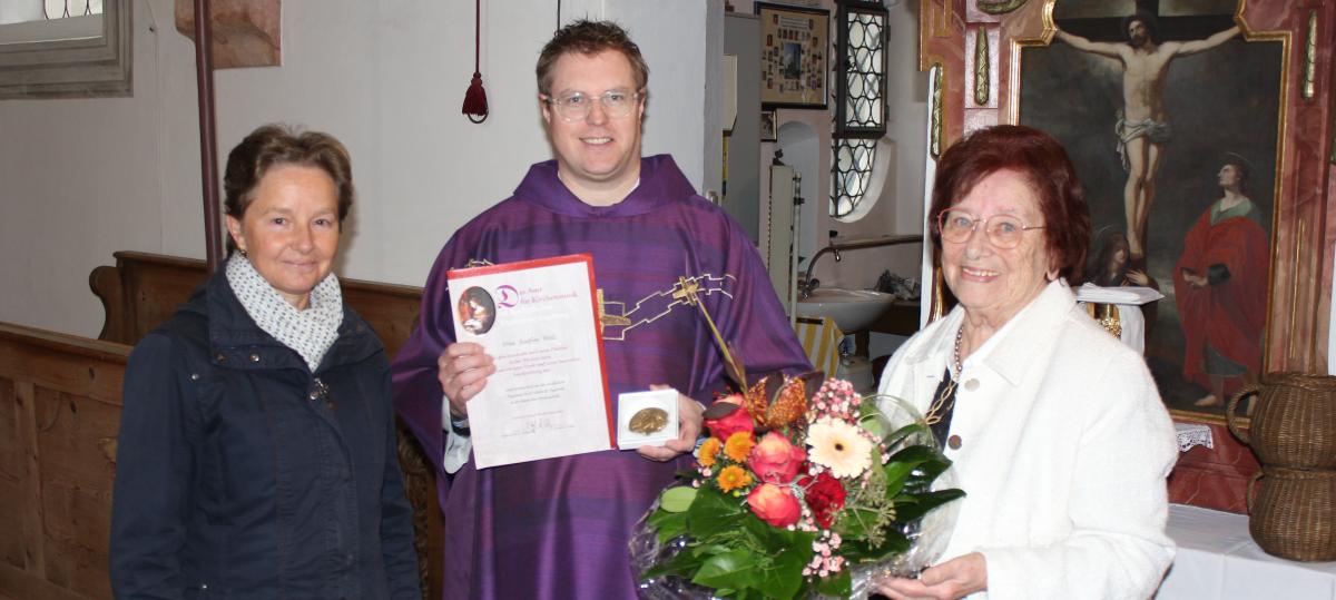 Frau feiert 65 Jahre Orgeldienst in Schwabhausen