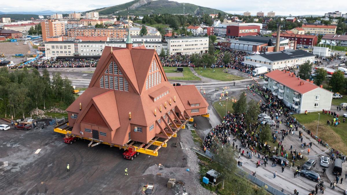 Die-Kirche-doch-besser-im-Dorf-lassen-Was-beim-Umzug-eines-ganzen-Dorfes-Probleme-macht