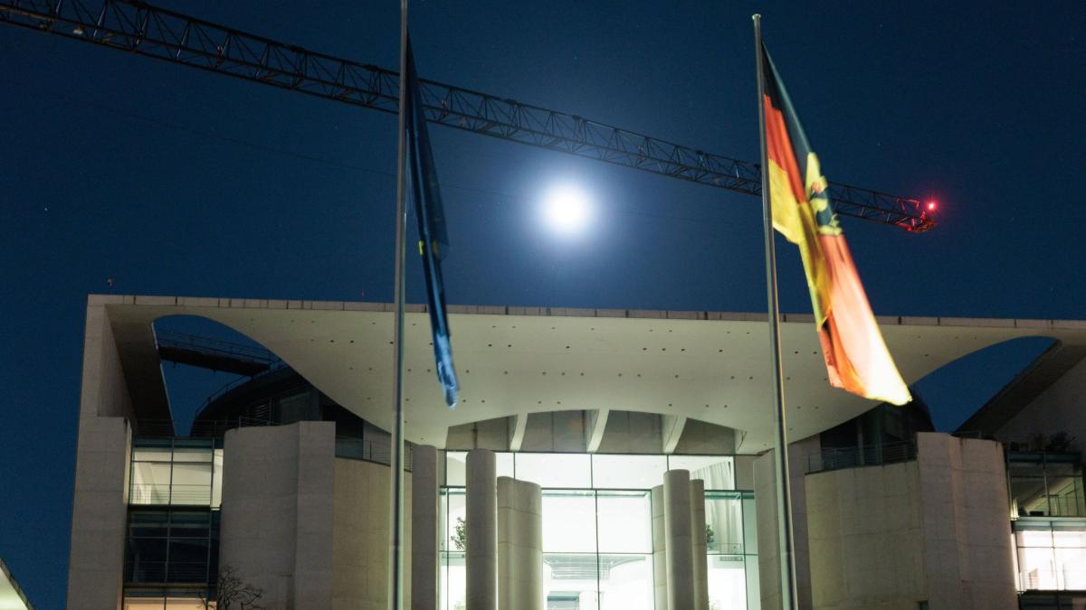 Kanzler-sieht-Stahlindustrie-in-existenzbedrohender-Krise-