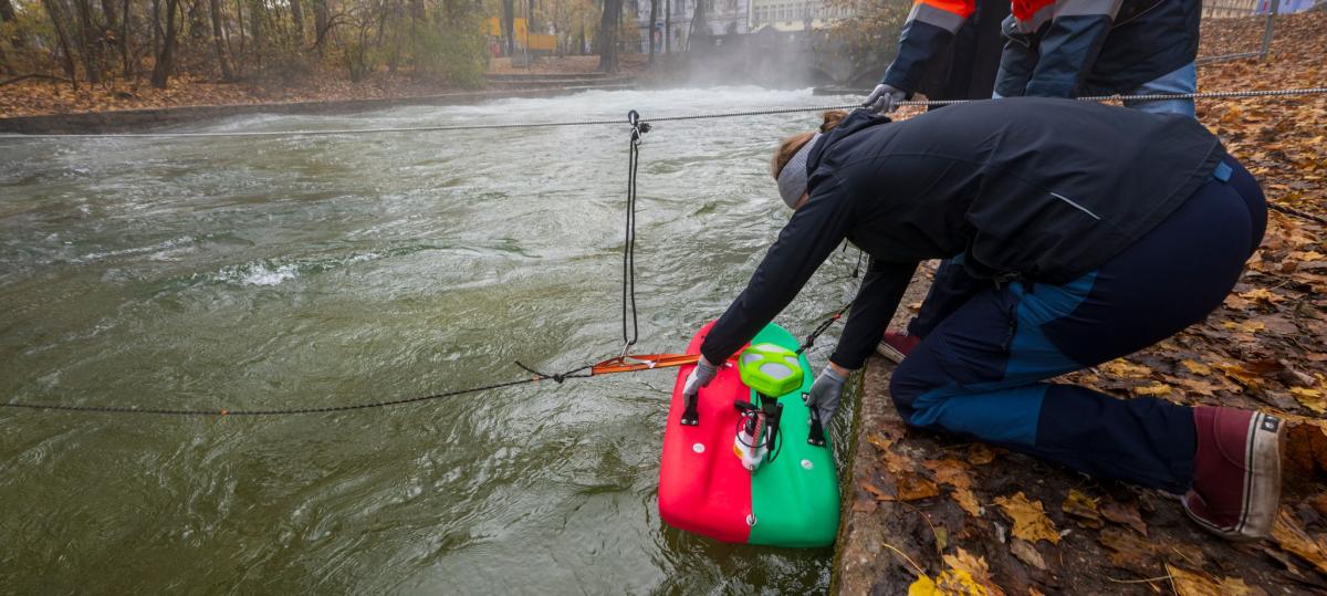 Viel Wirbel um die Welle: Meinte es das Baureferat zu gut mit dem Putzen im Eisbach?
