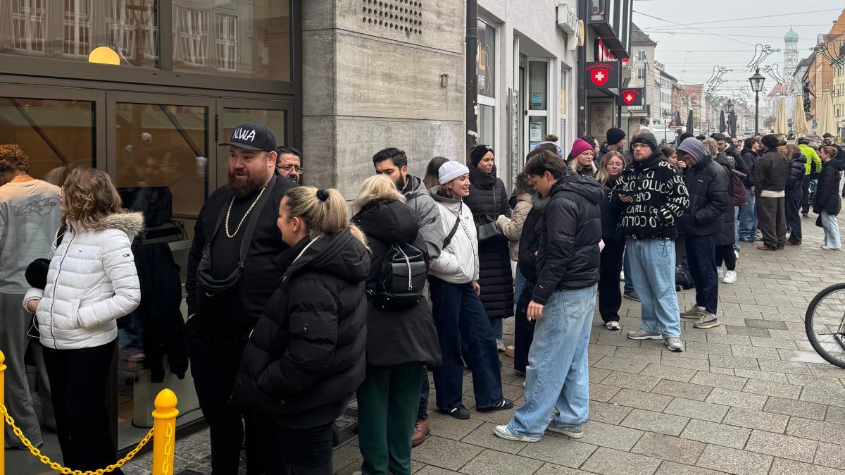 Gro-er-Andrang-bei-der-Er-ffnung-von-Goldies-in-der-Innenstadt