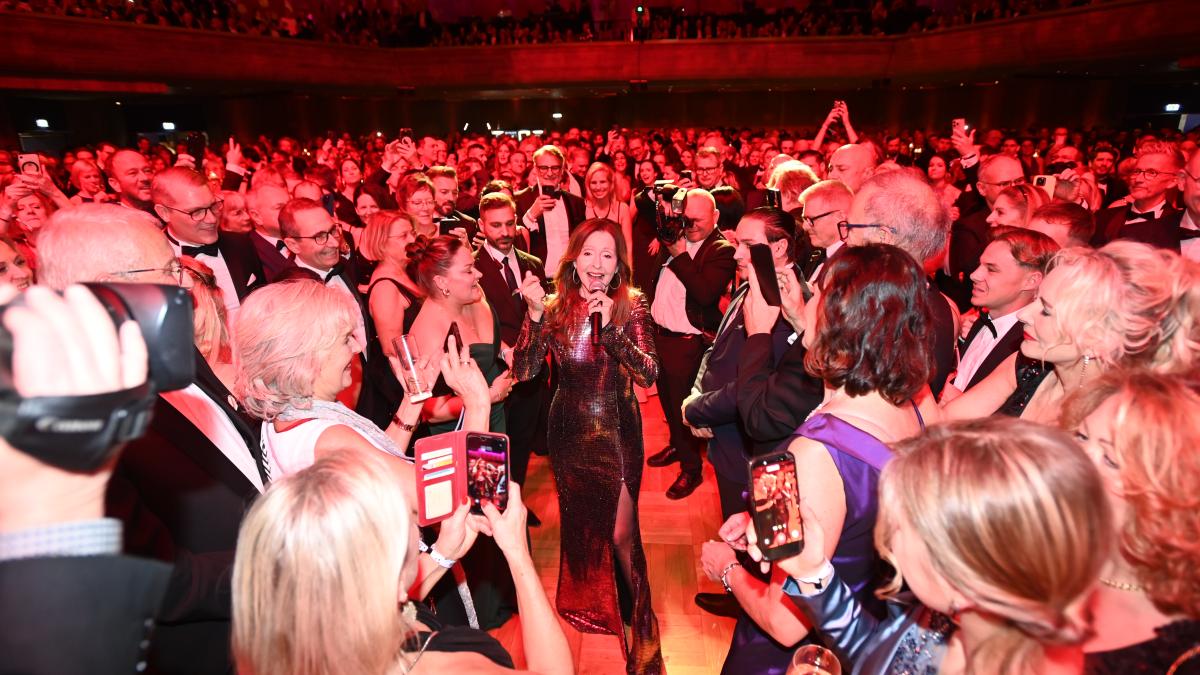 Vicky-Leandros-verzaubert-Augsburg-Die-Shows-und-Aktionen-des-Presseballs-in-Bildern