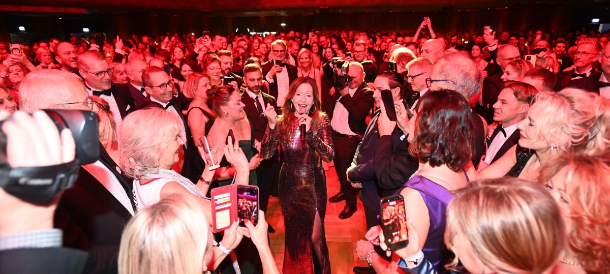 Vicky Leandros verzaubert Augsburg: Die Shows und Aktionen des Presseballs in Bildern