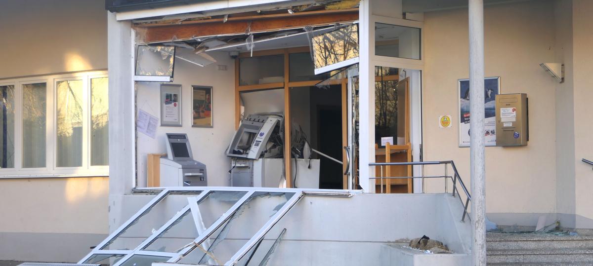 Unbekannte sprengen einen Geldautomaten in Haselbach