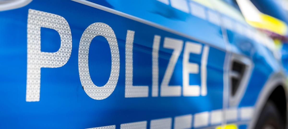 Unfallflucht am Eisstadion: Holzpalisaden aus Verankerung gerissen