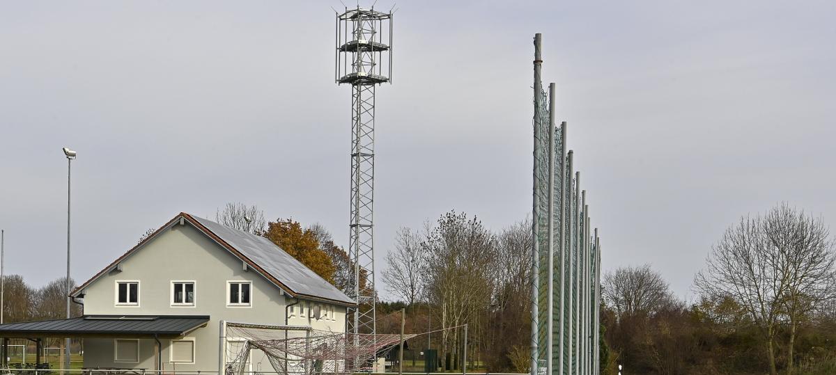 Seit einem Jahr steht ein Funkmast am Sportplatz – und ist immer noch nicht in Betrieb