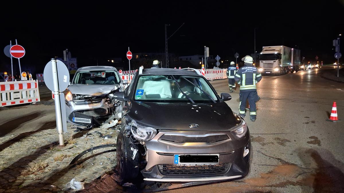Feuerwehreinsatz-nach-Unfall-Kreuzung-in-N-rdlingen-zeitweise-blockiert