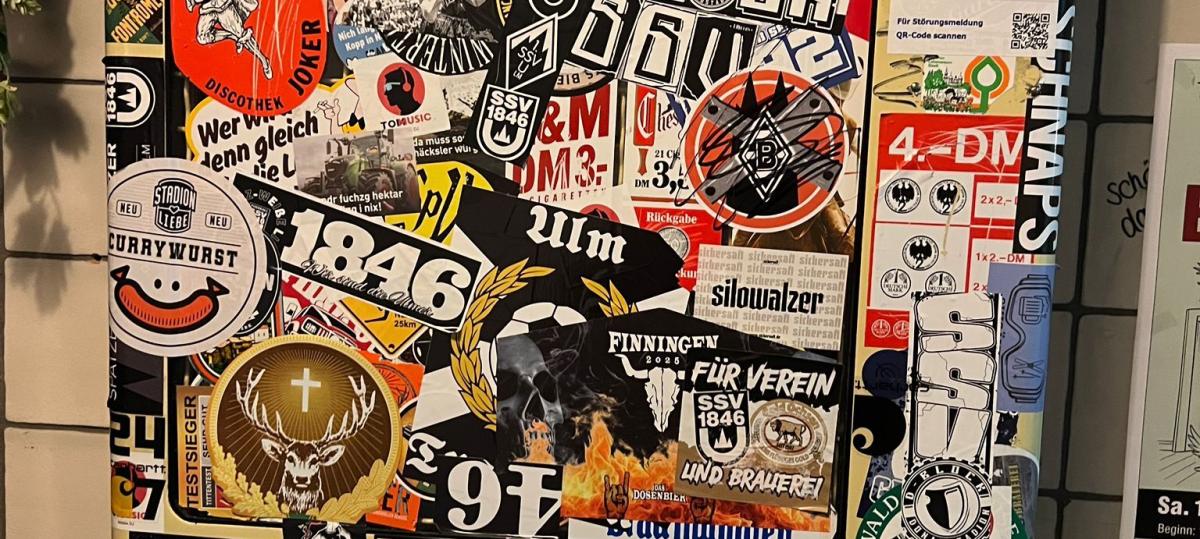 Kleben und kleben lassen: Die Region hat andere Probleme als Fußballsticker des SSV Ulm