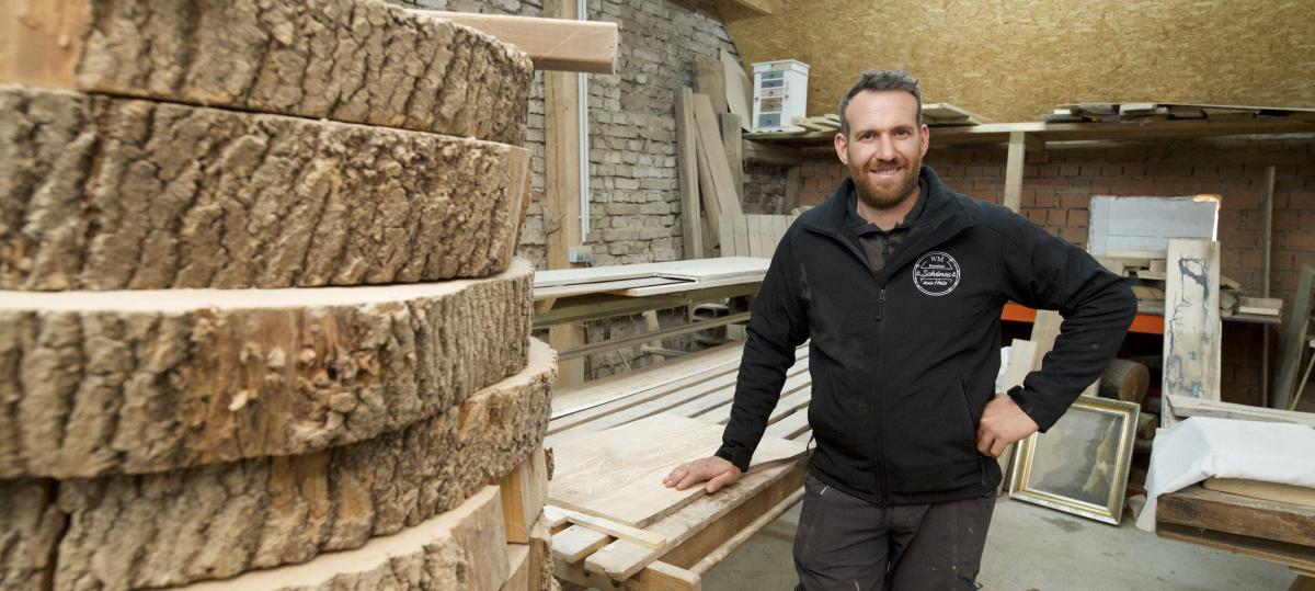 Aus heimischem Holz geschnitzt: Markus Wanner eröffnet Naturholzladen in Scheuring