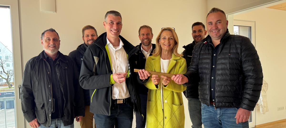 Schlüsselübergabe für erstes Neubauprojekt der Landsberger Wohnungsbaugesellschaft