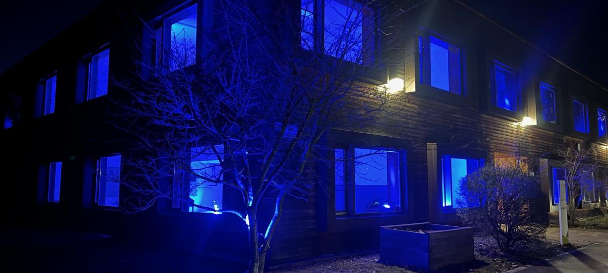 Deshalb leuchtet die Kauferinger Montessorischule blau