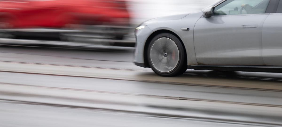 Illegaler Überholvorgang führt zu Unfall – Verursacher begeht Fahrerflucht