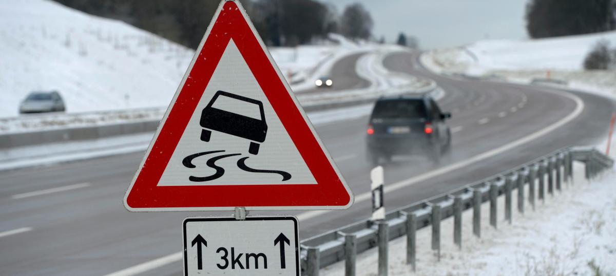 Unfallgefahr: DWD warnt vor Glätte, Frost und Nebel im Freistaat