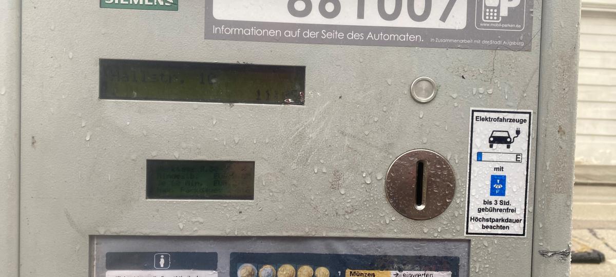 Ärger um Strafzettel: Welche kostenlose Parkzeit gilt für E-Autos in Augsburg?
