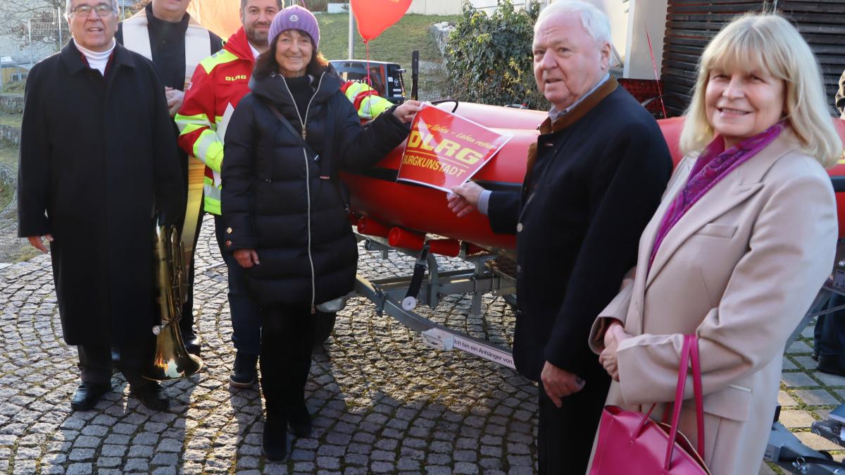 Ein-neues-Rettungsboot-zum-70-j-hrigen-Bestehen-der-DLRG-Burgkunstadt