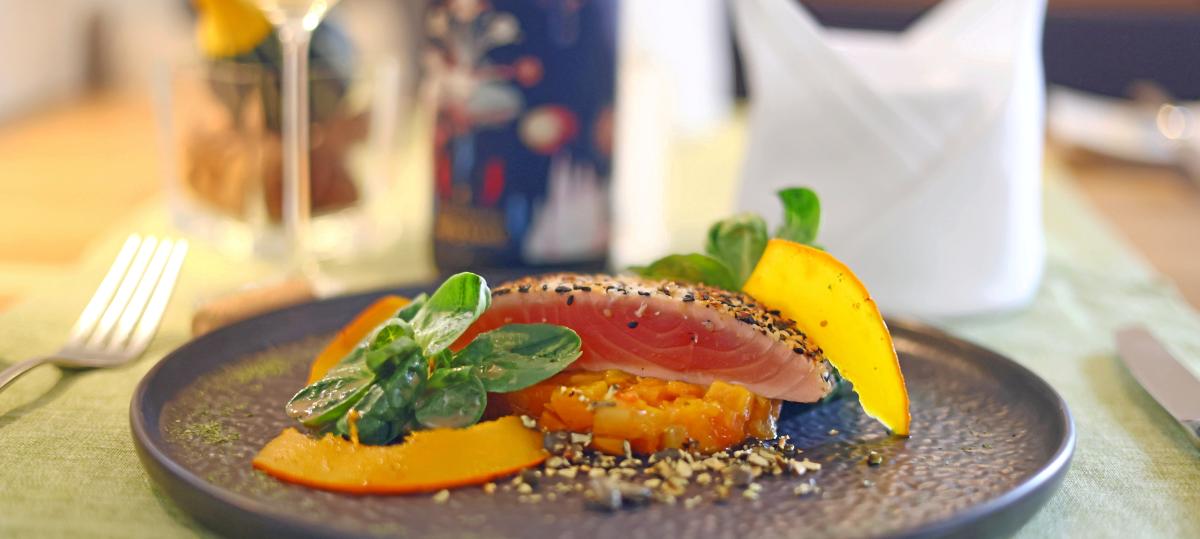 Weihnachtliche Vorspeise: Gebeizter Lachs mit Sternanis auf Kürbis-Chutney und Feldsalat