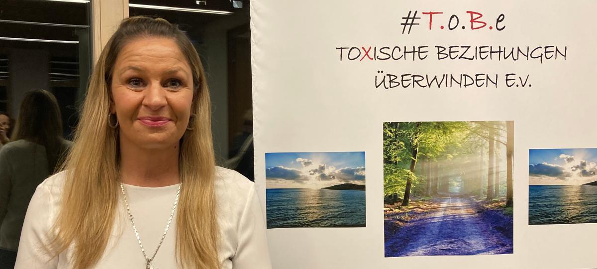 Ihr Partner spaltete ihren Kopf, aber sie blieb