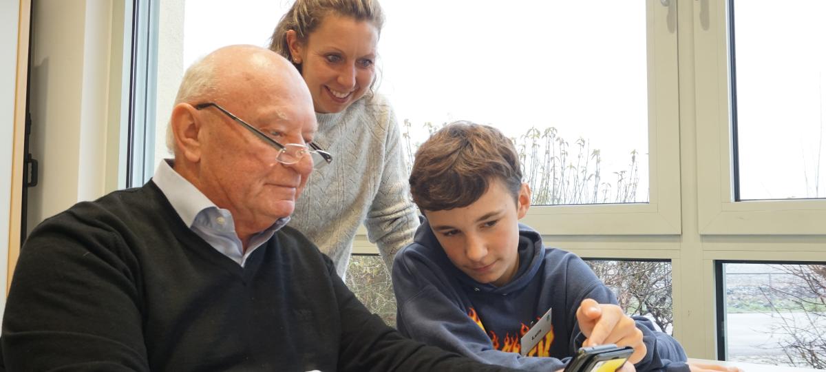 Von Schülern erklärt, von Senioren geschätzt: Handysprechstunde