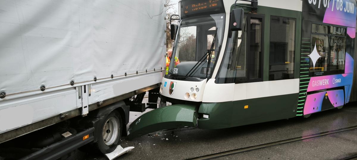 Karambolage: Straßenbahn entgleist nach Kollision mit Lkw