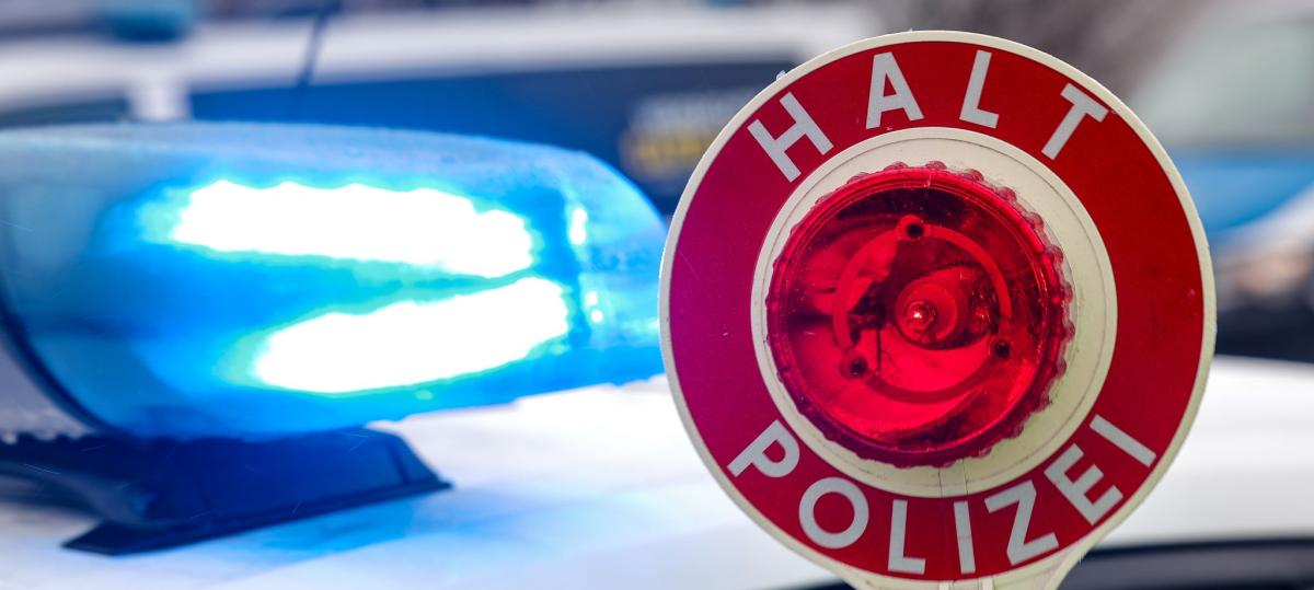 Rechtsfahrgebot missachtet: Fahrer streift zwei entgegenkommende Autos und flüchtet