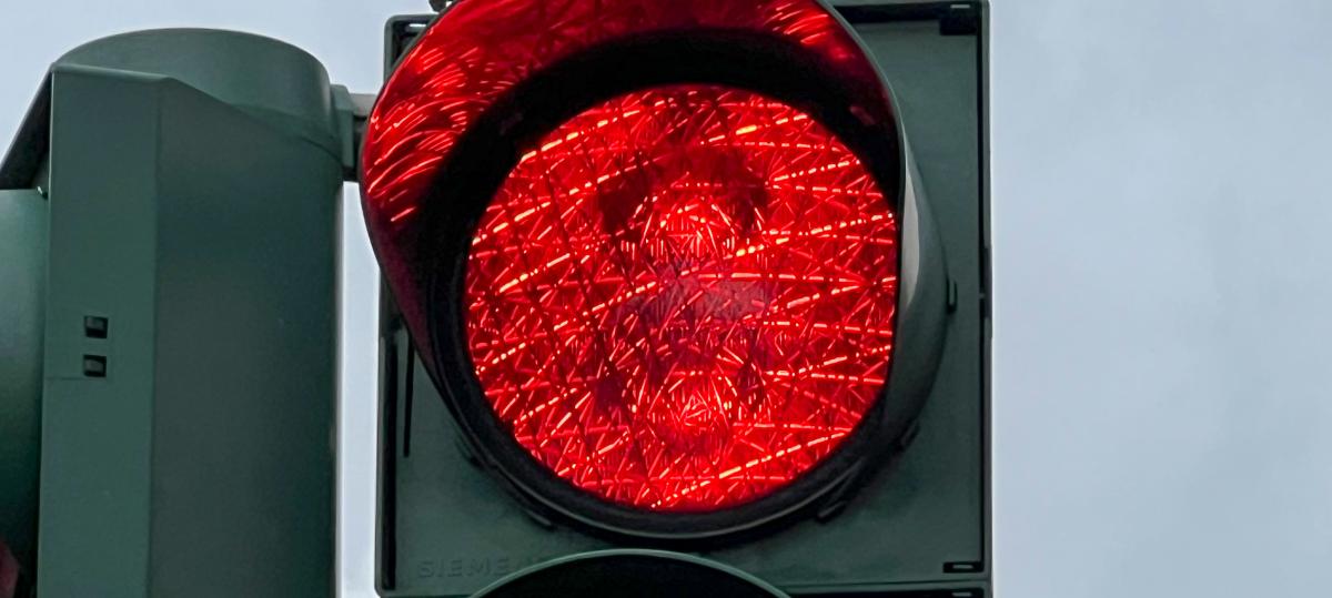 Über Rot gefahren und geflüchtet: Autofahrer baut Unfall in Ingolstadt und verschwindet