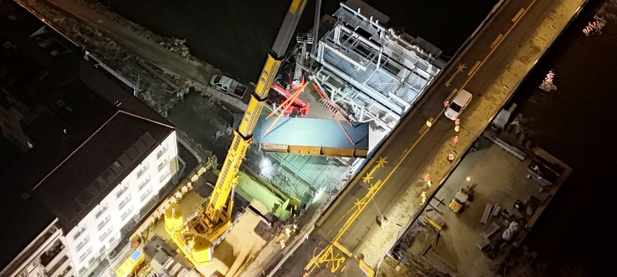 In der Nacht sprühen die Funken: Erstes Teil der neuen Gänstorbrücke schwebt ein