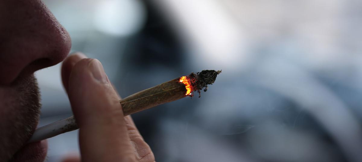 Ohne Zulassung, unter Drogen und mit Unfall-Serie: Autofahrer sorgt auf Rastplatz für Chaos