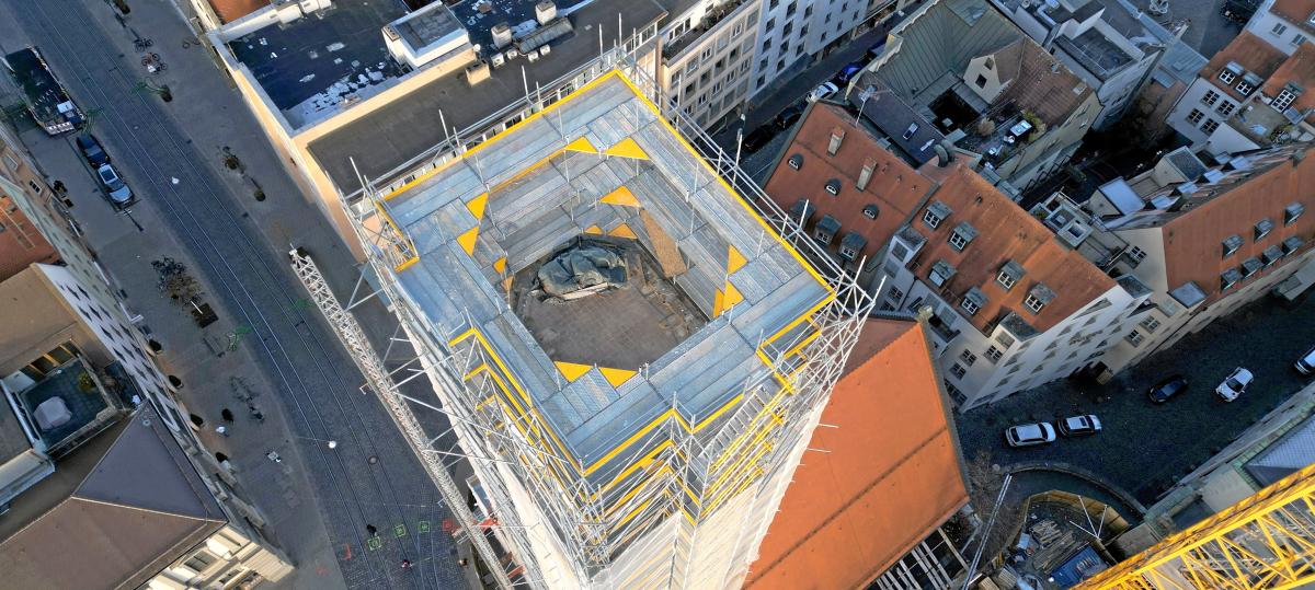 Spannender Einblick: So sieht der Augsburger Perlachturm derzeit von oben aus