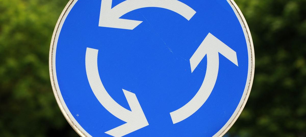 Unfallflucht im Kreisverkehr: Fahrer alkoholisiert mit 1,76 Promille in Neuburg gestoppt