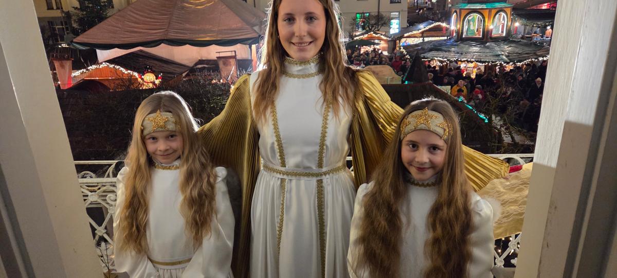„Wertvoll wie ein Schatz“: Christkind Larissa eröffnet Neuburger Weihnachtsmarkt am Schrannenplatz