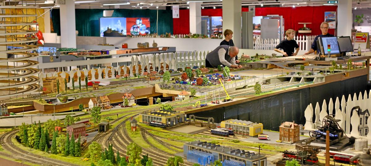 Auf diese Züge ist Verlass: 25. Modelleisenbahnausstellung bei Möbel Inhofer ist eröffnet