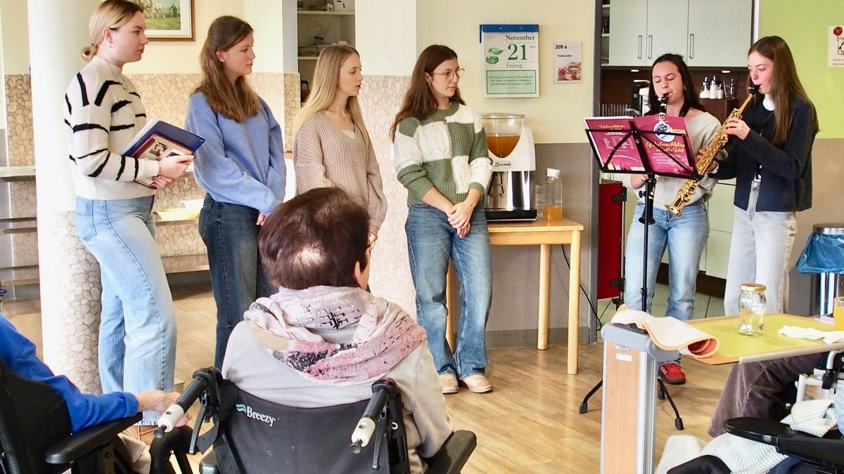 Sch-ler-lesen-Geschichten-im-Seniorenzentrum-vor